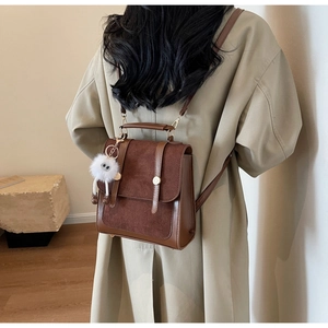 Sac à dos vintage marron foncé pour femme avec pendentif en peluche et boucles dorées