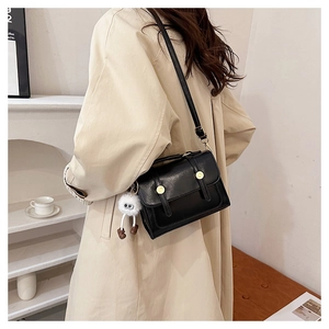 Sac bandoulière vintage noir en PU avec rivets dorés et breloque monstre en peluche