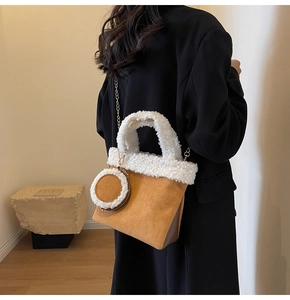 Detail der Plüsch-Tragetasche mit Mini-Geldbörse und goldener Kette für Damen