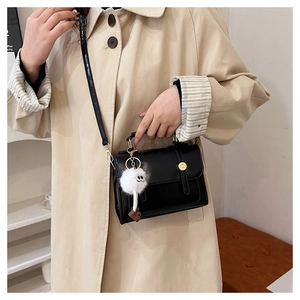Sac bandoulière rétro en cuir PU noir avec poignée et breloque monstre en peluche