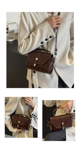 Détails d'un sac bandoulière vintage marron foncé avec boucle dorée et lanière