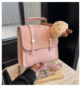 Rosa PU-Leder Umhängetasche mit Vintage-Goldschnallen und süßem Plüschtier-Anhänger