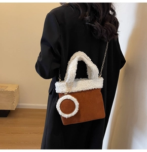 Detailaufnahme der braunen Veloursleder-Tasche mit weißem Kunstpelz und Kettenriemen