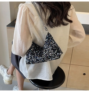 Détail du sac à paillettes avec chaîne argentée montrant la texture réfléchissante