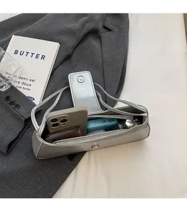 Innenansicht der silbernen Baguette-Tasche mit Platz für Handy und Alltagsutensilien