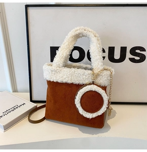 Detailaufnahme der Plüsch-Handtasche mit Patchwork aus Wildlederimitat und Lammwolle