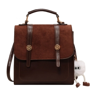 Sac à dos vintage en cuir marron avec empiècement daim et petit charm en peluche