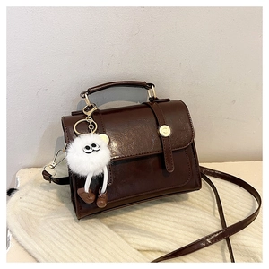 Petit Sac Carré en Simili Cuir PU Vintage pour Femme Sac Bandoulière Chic Avec Pendentif Monstre en Peluche Boucle Métallique Dorée