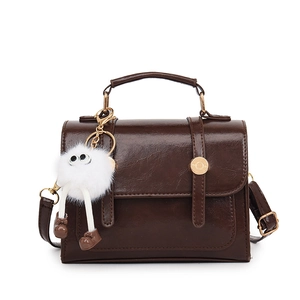 Sac bandoulière rétro en cuir PU marron brillant avec breloque peluche mignonne