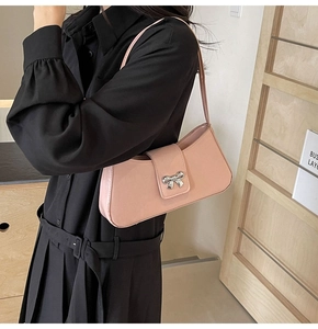 Detailansicht der rosa Schultertasche mit dekorativer silberner Metall-Schleife