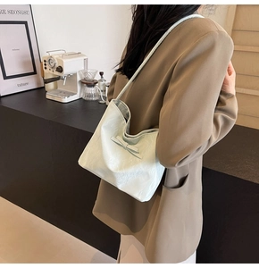 Gros plan du sac seau vert menthe avec nœud montrant la texture plissée du cuir souple