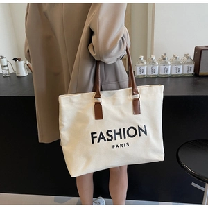 Bolso tote chic de lona beige con correas de cuero marrón y estampado Fashion Paris