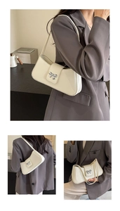 Detailansichten einer cremefarbenen Leder-Baguette-Tasche mit silberner Schleife