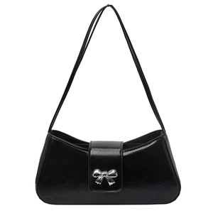 Elegante schwarze Baguette-Tasche mit glänzender Optik und silberner Metallschleife