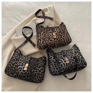 Détail de sacs à bandoulière léopard avec boucles métalliques et bandoulières chaîne