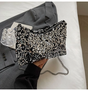 Détail des paillettes argentées scintillantes et chaîne métallique sur un sac à main