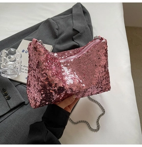 Détail d'un sac rose à paillettes avec chaîne argentée et fermeture éclair robuste