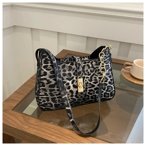 Sac à bandoulière léopard en cuir avec chaîne dorée et fermoir rotatif en métal
