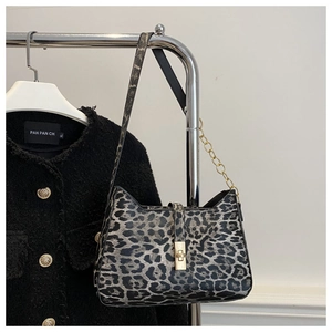 Detailansicht der Schultertasche mit Leopardenmuster, Goldkette und Drehverschluss