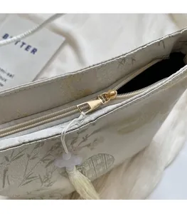 Detail von glattem Metallreißverschluss und Quastenanhänger an orientalischer Tasche