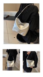 Détail de la finition argentée métallique et du nœud 3D sur le sac seau sous l'aisselle