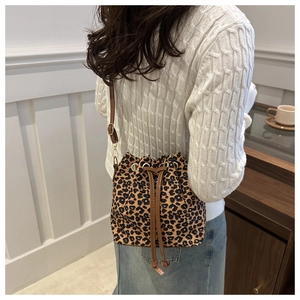 Stilvolle Beuteltasche mit Leopardenmuster, Kordelzug und braunem Schultergurt für Damen