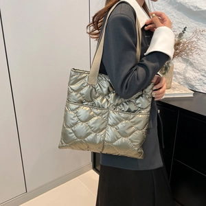 Sac fourre-tout matelassé doré métallisé pour femme avec texture rembourrée et large bandoulière