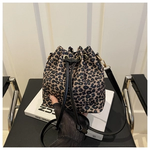 Detailaufnahme der Leoparden-Beuteltasche mit Kordelzug und goldenen Beschlägen