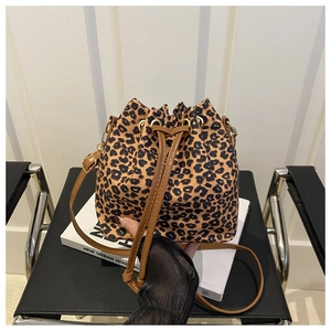 Detail der Bucket-Bag mit Leopardenmuster, Kordelzug und goldenen Metallteilen