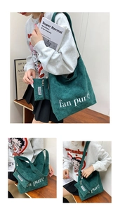 Detail der dunkelgrünen Cord-Tragetasche mit Fan Purt-Text und passender kleiner Tasche