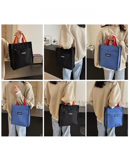 Vues multiples d'un sac cabas en oxford imperméable avec étiquette mode