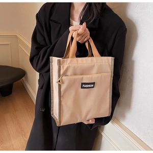 Sac à lunch beige en nylon avec poignées tissées brunes et étiquette mode pour le quotidien