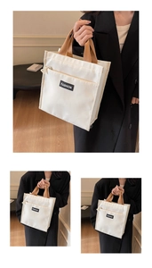 Détails du sac à lunch en toile blanche avec poignées brunes et zip frontal