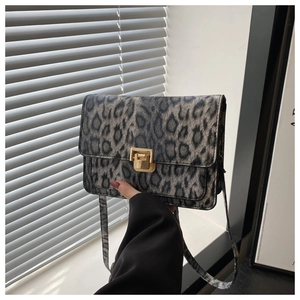 Détail du petit sac carré à motif léopard avec fermoir tournant en métal doré chic