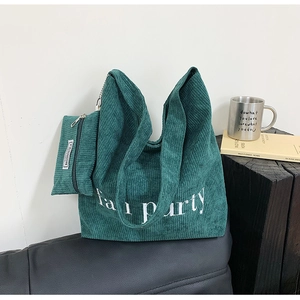 Detail der dunkelgrünen Cord-Einkaufstasche mit Aufdruck und passender kleiner Tasche
