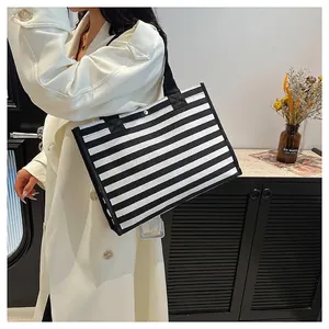Grande borsa tote da donna in tela a righe bianche e nere con manici neri resistenti