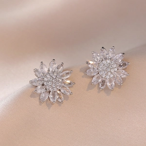 Elegante Silber Sonnenblumenohrringe mit Zirkon-Blütenblättern auf Champagnerseide