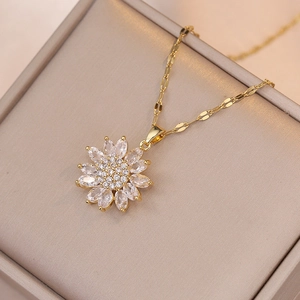Collier pendentif tournesol élégant avec zircons sur un coffret à bijoux doré