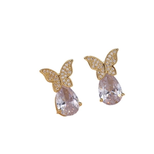 Boucles d'oreilles papillon dorées avec zircons étincelants de taille poire