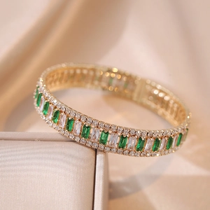 Bracciale rigido placcato oro con zirconi verde smeraldo rettangolari e cristalli bianchi