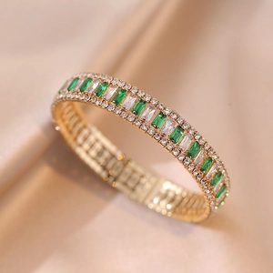 Lussuoso bracciale placcato oro con pietre verde smeraldo e zirconi cubici scintillanti