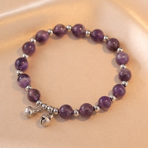 Bracelet en améthyste naturelle lavande avec clochettes argentées sur soie champagne