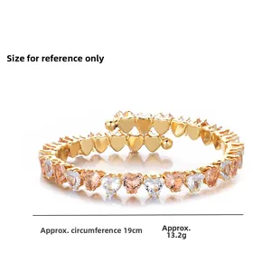 Detail eines Gold-Herz-Gliederarmbands mit rosa Zirkonia und 19cm Umfangsangabe