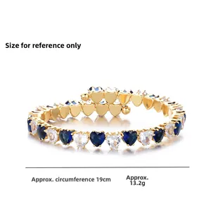 Detailansicht eines Herz-Zirkonia-Armbands mit 19 cm Länge und Gewichtsangaben auf Weiß
