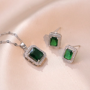 Elegante Conjunto de Joyas Con Colgante Cuadrado de Zirconia Verde Corte Esmeralda Collar Pendientes de Botón Acero de Titanio