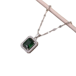 Collier élégant avec pendentif en zircon vert émeraude, chaîne argentée et halo brillant