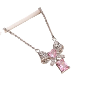 Collier élégant en forme de nœud avec pierre rose en cœur et chaîne argentée