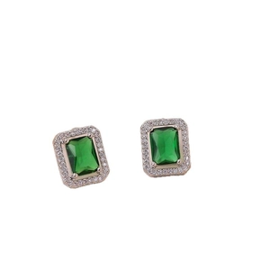 Boucles d'oreilles élégantes en zircon vert taille émeraude avec entourage brillant