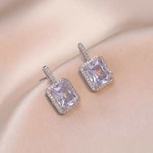 Boucles d'oreilles en argent avec zircon rectangulaire lavande et halo de petits diamants
