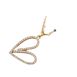 Elegante collana dorata con doppi pendenti a cuore in zircone su una catena sottile